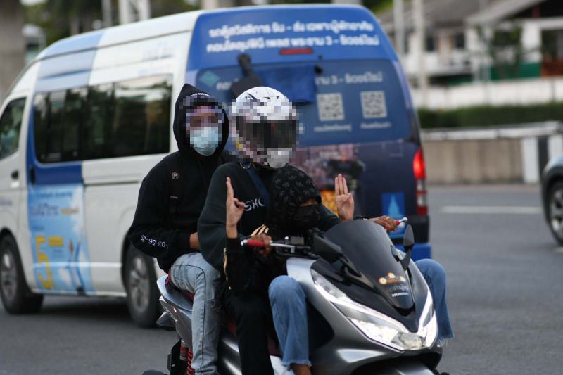 ม็อบทะลุแก๊ส