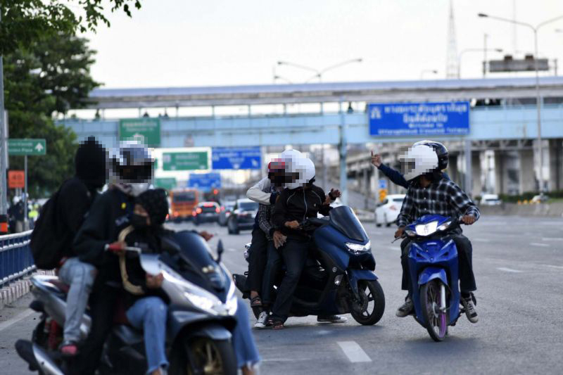 ม็อบทะลุแก๊ส