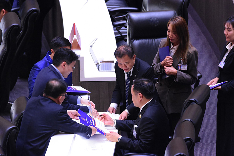 อนุทิน ชาญวีรกูล 