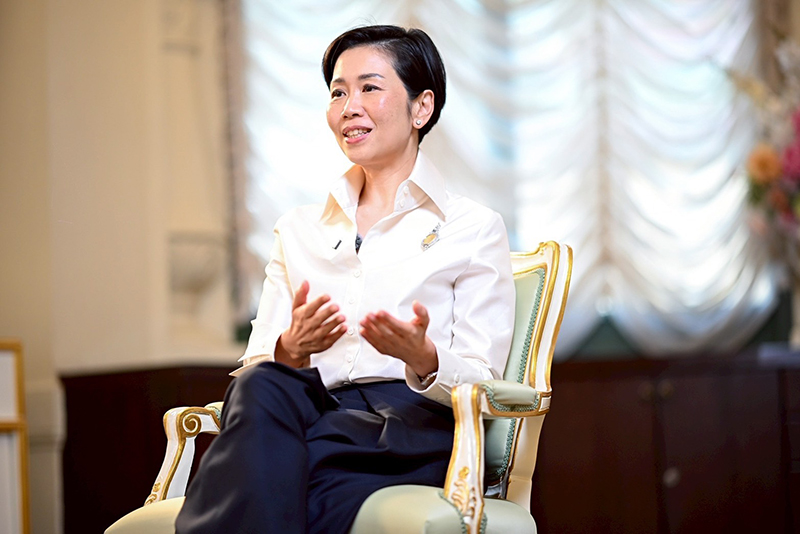 รัชดา ธนาดิเรก