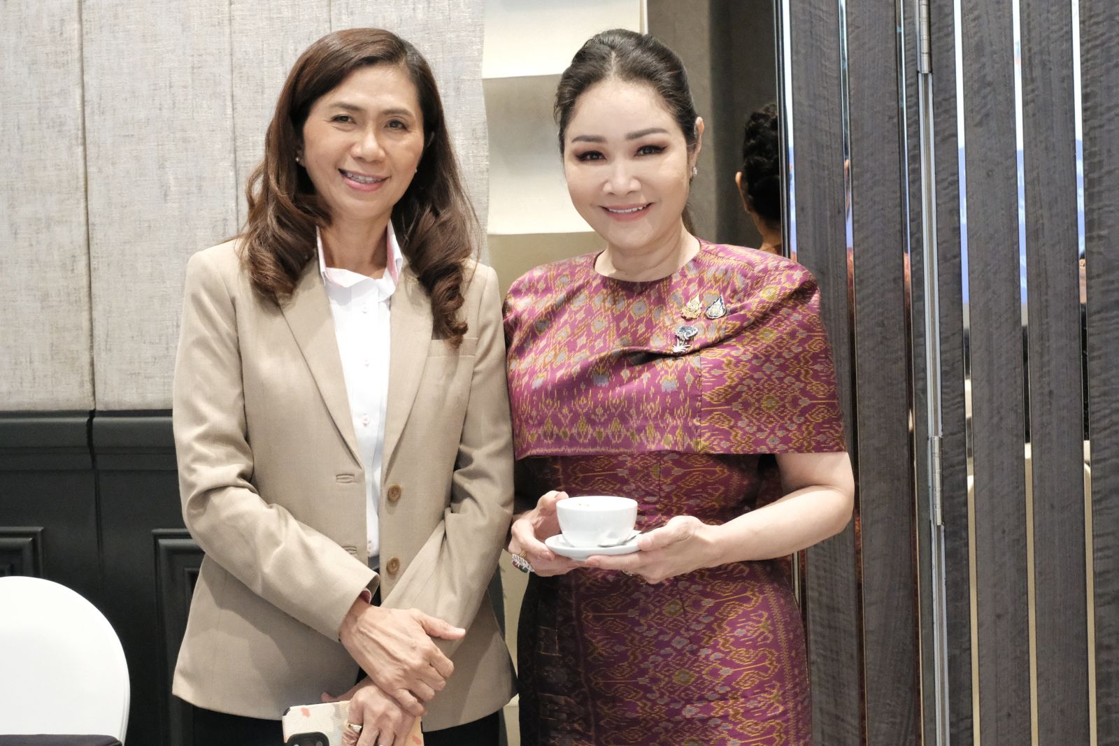 พจนีย์ พะเนียงเวทย์ กงสุลฯบังคลาเทศ ชลบุรี และณัฎฐกัญญา แสงโพธิ์