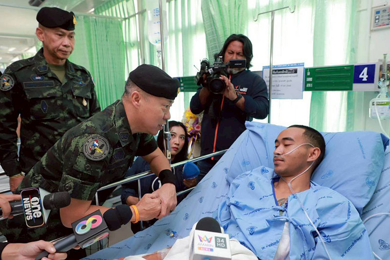 เสธ ทบ ลงพื้นที่กองทัพภาคที่ 2 ดูแลประชาชน