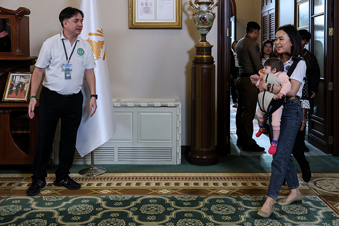 น้องชมพู่ นั่งเก้าอี้นายก คนแรก