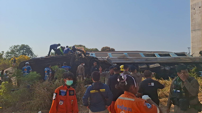 เครนก่อสร้างหล่นทับรถไฟ 