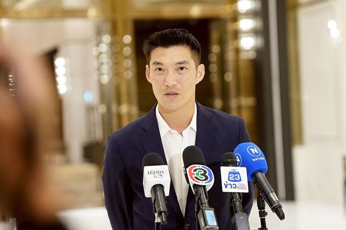 ธนาธร จึงรุ่งเรืองกิจ