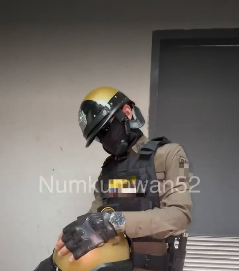 ชายแต่งชุดตร.