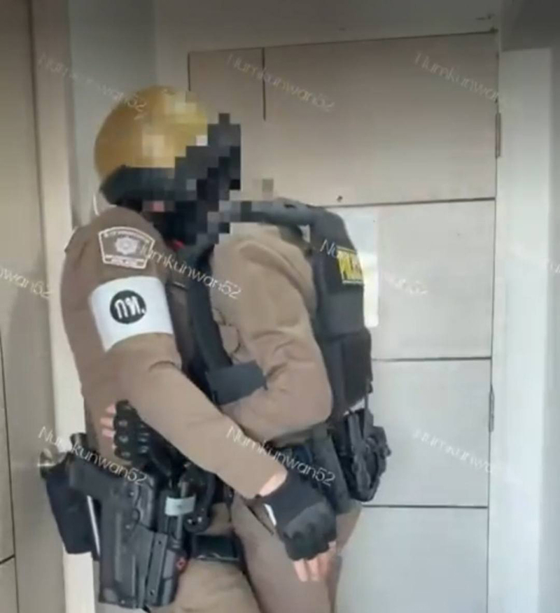 ชายแต่งชุดตร.