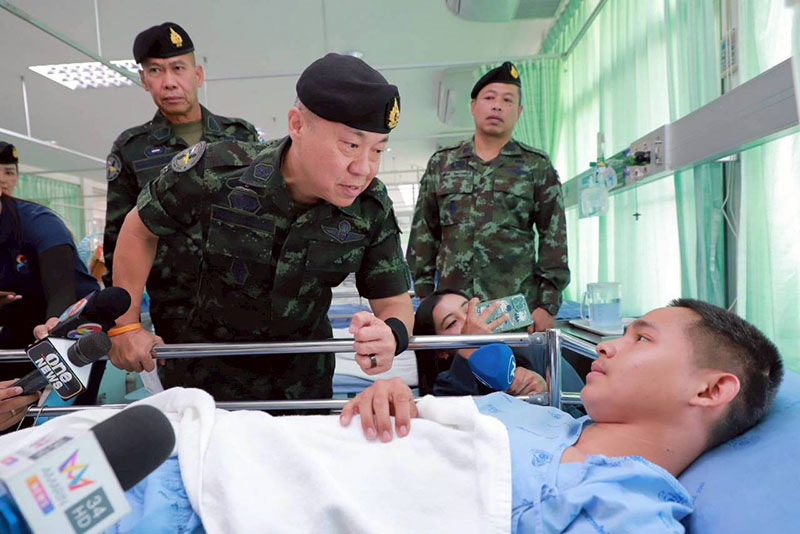 เสธ ทบ ลงพื้นที่กองทัพภาคที่ 2 ดูแลประชาชน