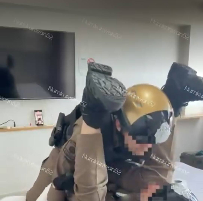 ชายแต่งชุดตร.