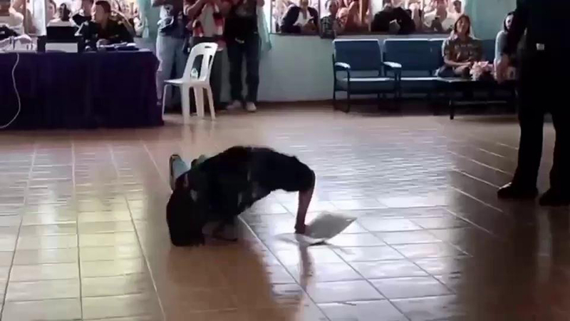 หนุ่มเกณฑ์ทหารโชว์สเต็ป