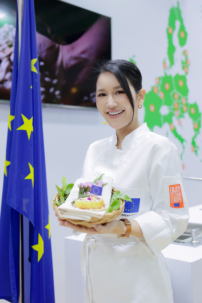 เชฟทำการสาธิตการปรุงอาหารจากวัตถุดิบยุโรปในงาน