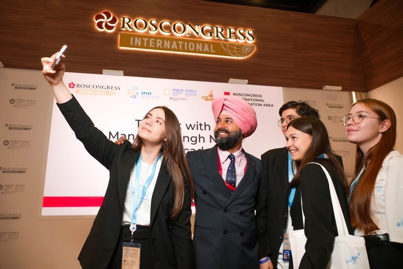 ผู้ร่วมงาน SPIEF 2026 กำลังเจรจาธุรกิจในพื้นที่ Roscongress International