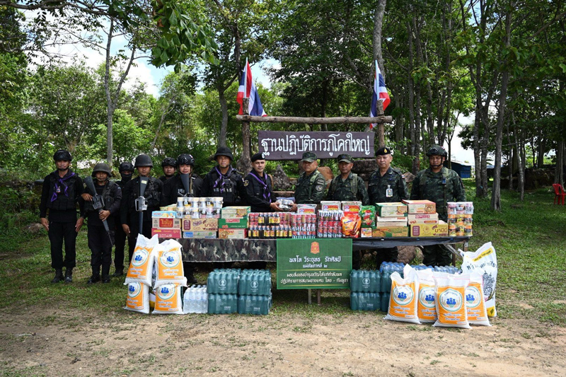 พลโทวีรยุทธ รักศิลป์ มอบอาหารเเละน้ำ
