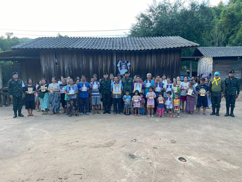 กำลังพลชุดจิตอาสา ฉก.ไชยานุภาพ ส่งมอบสิ่งของอุปโภคบริโภค