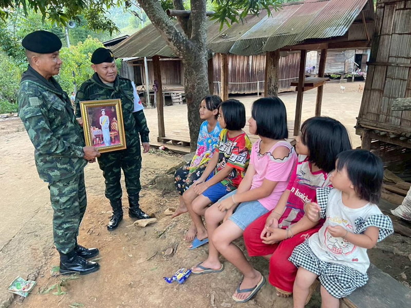 จิตอาสากองทัพบกมุ่งหน้าช่วยเหลือชาวบ้านในพื้นที่ห่างไกลเชียงใหม่
