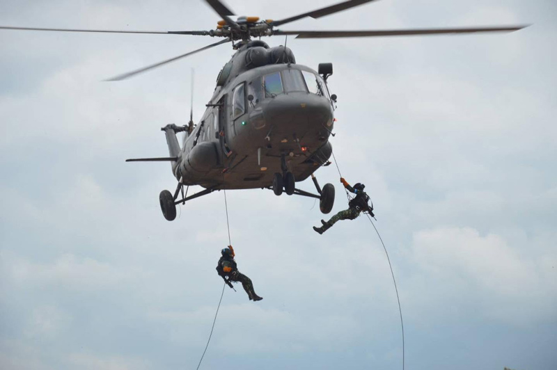 ทหารหน่วยลาดตระเวนฝึกโรยตัว Fast Rope จากเฮลิคอปเตอร์