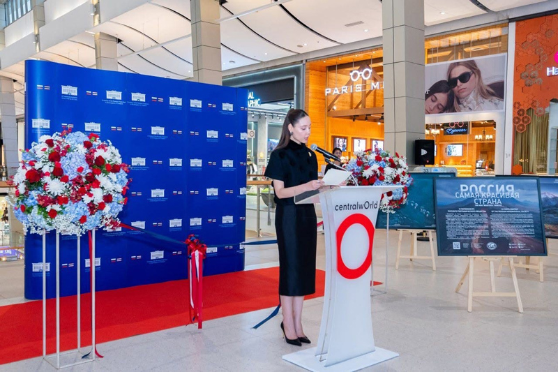 นางสาวซาบีดา ไทยเศรษฐ์ กล่าวในนิทรรศการภาพถ่ายประเทศที่สวยที่สุดจากรัสเซีย