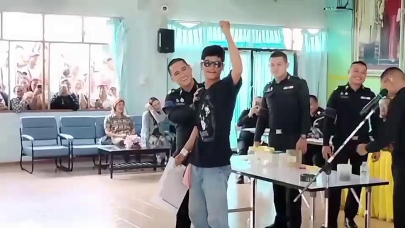 หนุ่มเกณฑ์ทหารโชว์สเต็ป