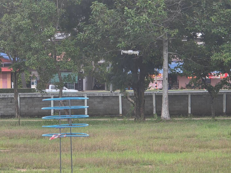 ทหารฝึกการควบคุมและเคลื่อนที่โดรนในท่าทางต่างๆ