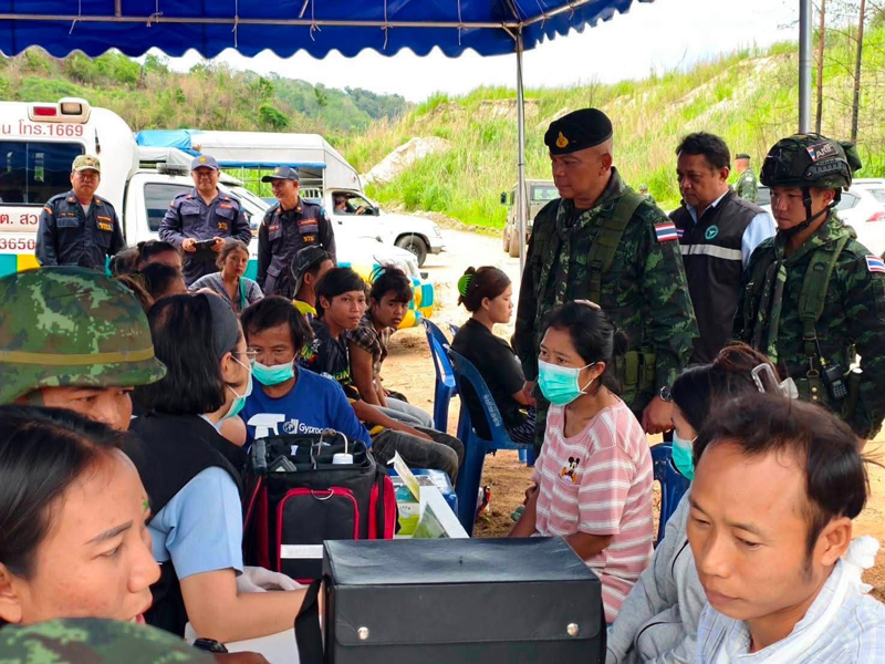 พลทหารรับมอบมุ้งชุบน้ำยาป้องกันยุงเพื่อสุขอนามัยในพื้นที่ปฏิบัติการ