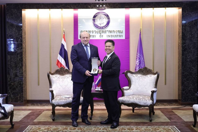 รัฐมนตรีว่าการกระทรวงอุตสาหกรรมกับทูตรัสเซีย