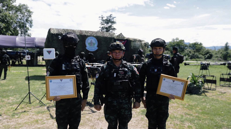 ร.ต.วงศธร และ ส.อ.ศิริพันธ์ กำลังพลผู้สำเร็จหลักสูตรอากาศยานไร้คนขับ