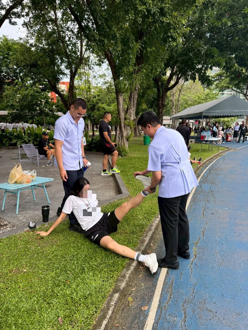 เจ้าหน้าที่สาธารณสุขเตรียมพร้อมปฐมพยาบาลในการสอบคัดเลือกกำลังพล สป. 2569