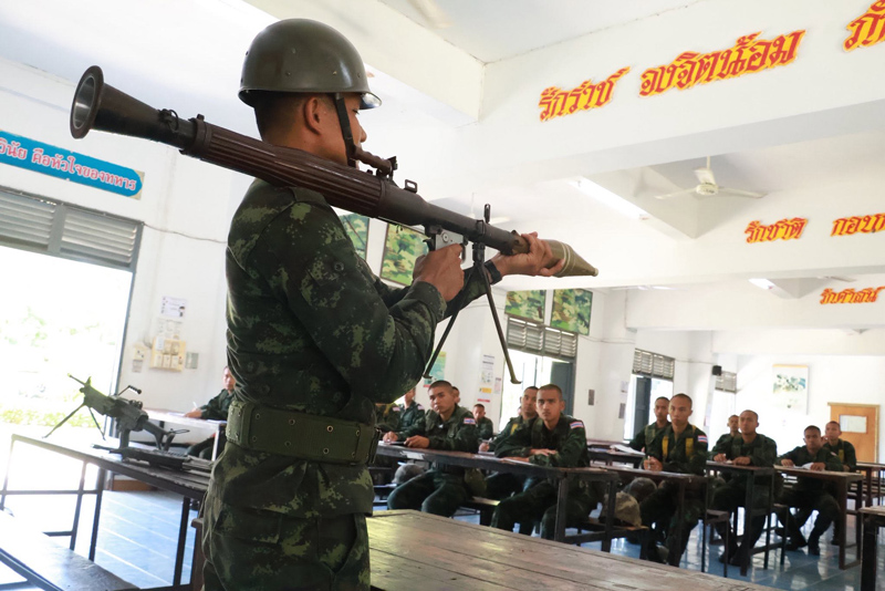 ทหารใหม่เรียนรู้การปรนนิบัติบำรุงอาวุธยุทโธปกรณ์