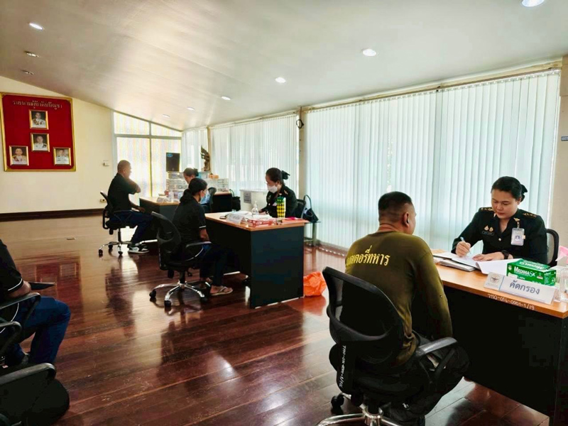 แพทย์ตรวจสุขภาพกำลังพลในโรงงาน