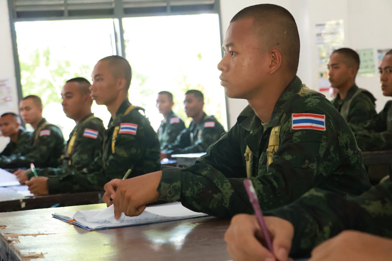 ทหารใหม่ฝึกปฏิบัติหน้าที่ตามตำแหน่งเพื่อเตรียมความพร้อมรบ