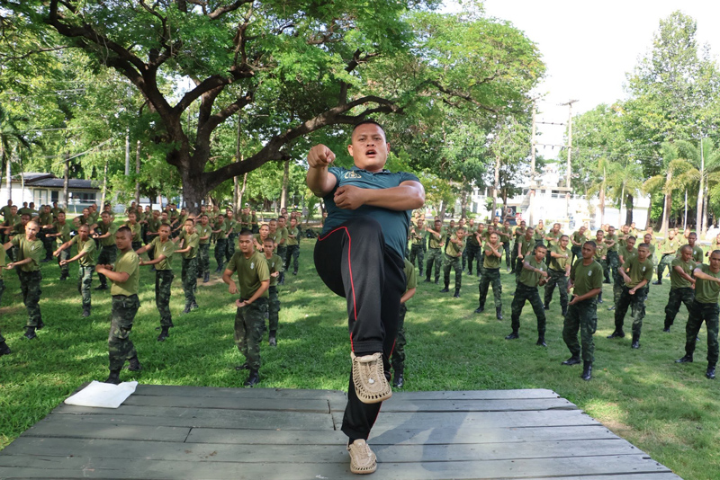 ครูฝึกสอนทักษะมวยไทยพื้นฐานให้ทหารใหม่ ร.3 พัน.2