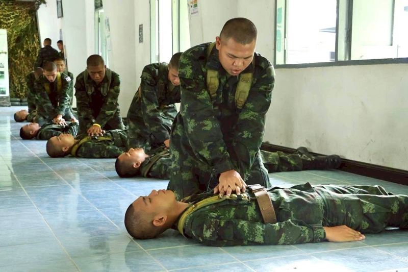 ฝึกทักษะการปฐมพยาบาลทหารใหม่ตามมาตรฐานกองทัพ