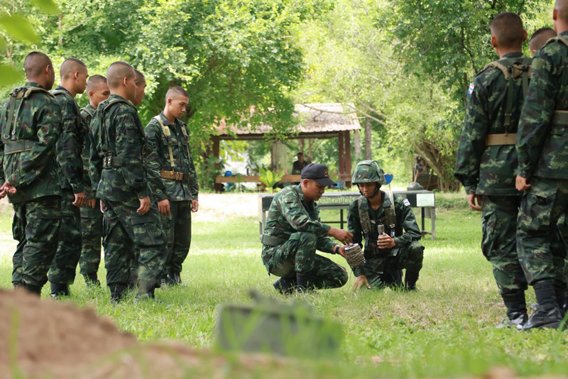 ทหารใหม่เรียนรู้คุณสมบัติทุ่นระเบิดในวิชาทหาร