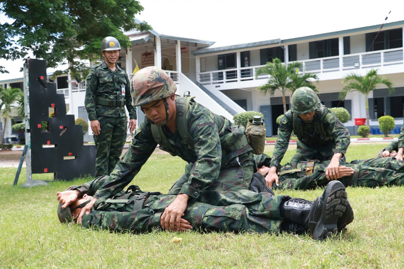 ทหารใหม่ฝึกการปฐมพยาบาลผู้บาดเจ็บในสนาม