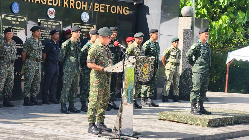 พลตรีณรงค์ ตันติสิทธิพร และพลตรีซัมซารี บิน อาบู ฮาซัน ในพิธีปิดการลาดตระเวนผสมชายแดนไทย–มาเลเซีย