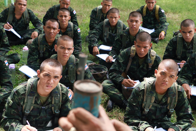 ทหารใหม่ศึกษาลักษณะทุ่นระเบิดเพื่อความปลอดภัยในภารกิจ