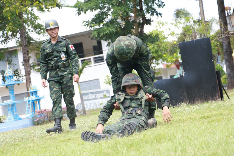 ครูฝึกสาธิตการปฐมพยาบาลแก่ทหารใหม่ ร.3 พัน.2