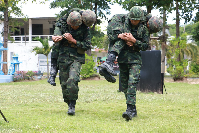 ทหารใหม่ตั้งใจฝึกวิชาปฐมพยาบาลเพื่อความปลอดภัย