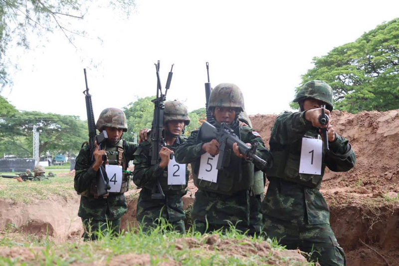 ทหารใหม่ฝึกปฏิบัติงานเป็นชุดรบเพื่อเสริมสร้างความชำนาญในการรบ
