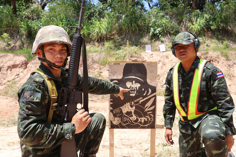 ภาพทหารใหม่จับคู่ยิงปืนซ้อมรบทางยุทธวิธีด้วยกระสุนจริง