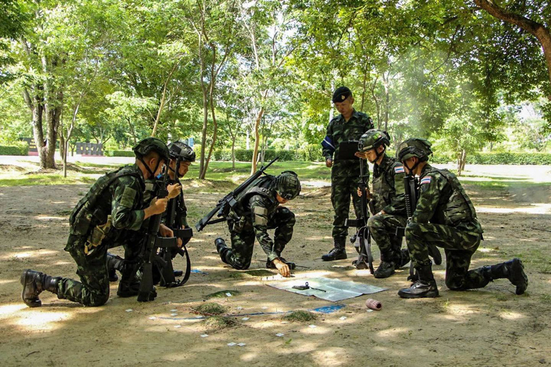 ทหารราบฝึกปฏิบัติการกวาดล้างคูติดต่อและแนวสนามเพลาะอย่างเข้มข้น