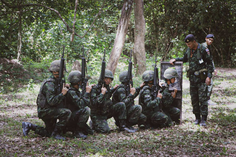 ทหารใหม่ ร.6 พัน.1 ฝึกยุทธวิธีรบในสิ่งปลูกสร้างและอาคารปิด