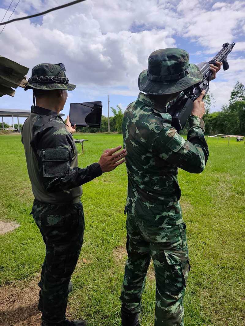กำลังพลฝึกภาคปฏิบัติการติดตั้งตาข่ายป้องกันโดรนเชิงรับ