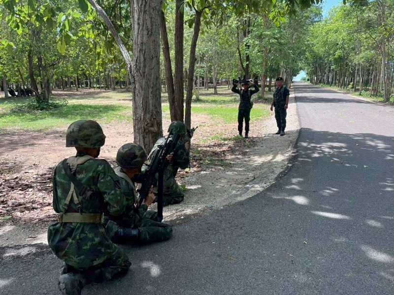 ทหารราบทหารใหม่ฝึกแถวตรงและระเบียบวินัยในสนามฝึก