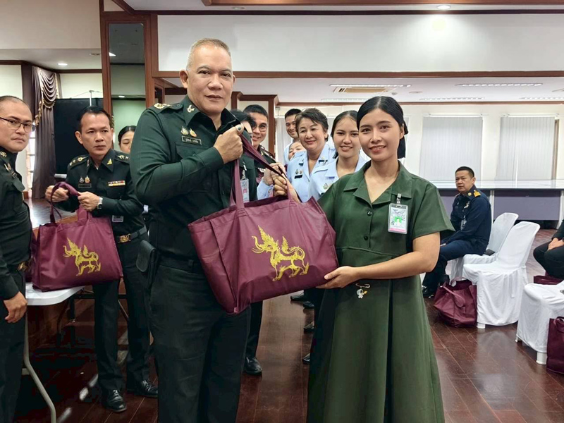 ผู้บังคับบัญชามอบสิ่งของช่วยเหลือเพื่อยกระดับคุณภาพชีวิตทหาร
