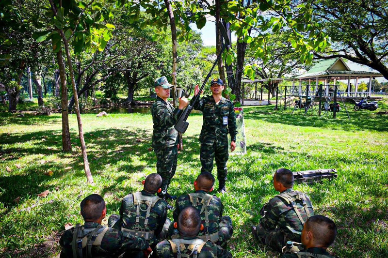 กำลังพลเรียนรู้วิธีการใช้เครื่องตรวจทุ่นวัตถุระเบิด