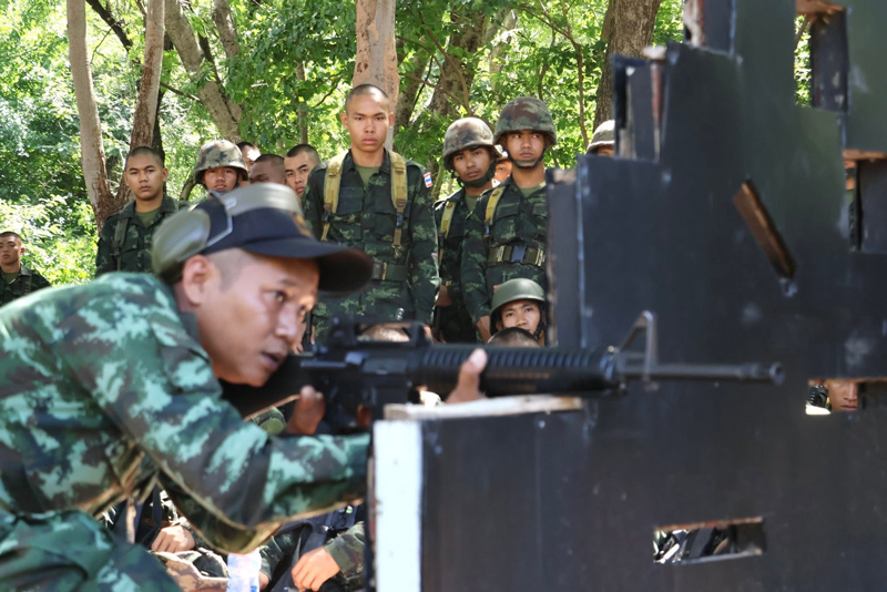 ทหารใหม่ซ้อมความคุ้นเคยในการหลบหลังที่กำบัง