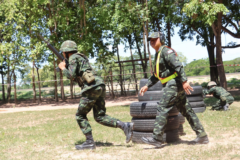 ครูฝึก ร.3 พัน.2 จัดท่าทางการยิงปืนและการจับอาวุธให้ทหารใหม่