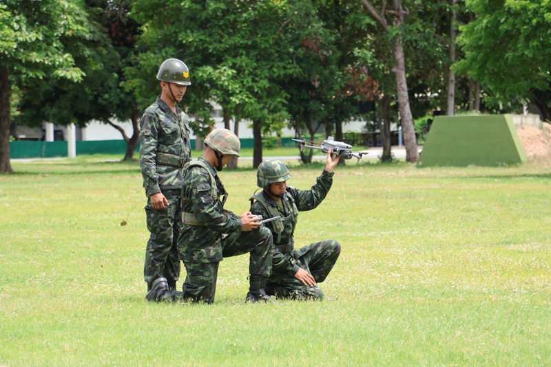 ทหารใหม่ใช้悦อากาศยานไร้คนขับร่วมกับการปฏิบัติภารกิจทางยุทธวิธี