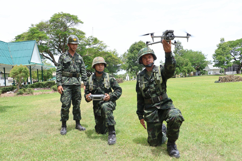 ทหารใหม่บังคับโดรนตรวจการณ์ค้นหาเป้าหมายในสมรภูมิจำลอง